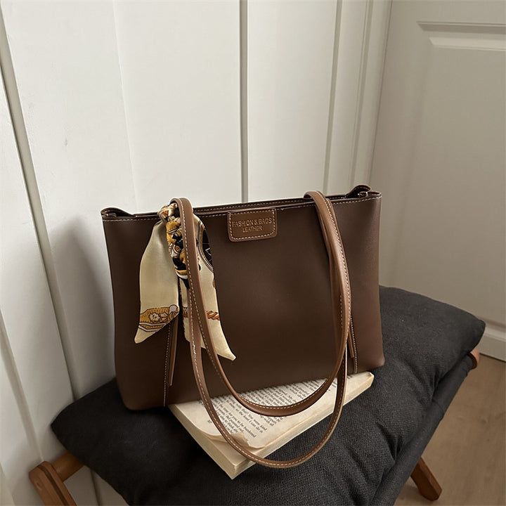 Elegante Leder Tragetasche mit dekorativem Schal