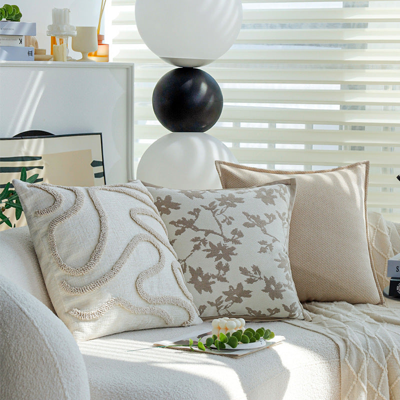 Quadratischer Feinstruktur-Kissenbezug mit botanischem Jacquard‑Relief und satinierter Keder Karnz