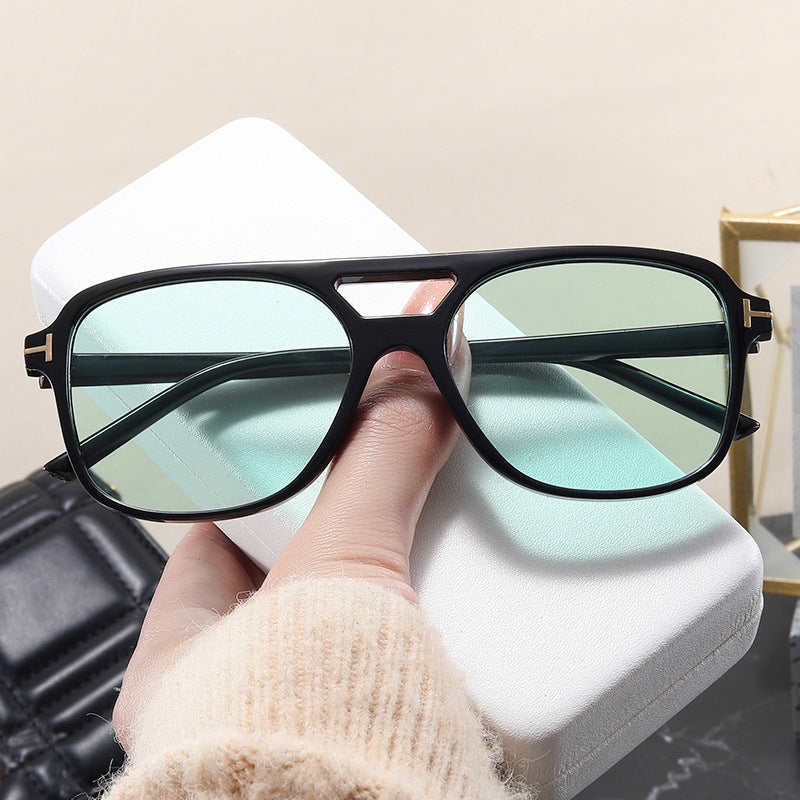 Damen modische Brille mit feinem Rahmen und strengen Konturen Karnz