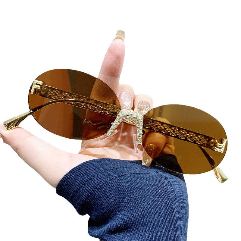 Damen Sonnenbrille mit glitzerndem Rahmen und ovalen Gläsern Karnz