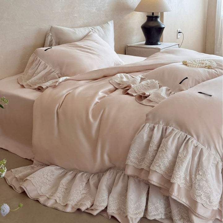 Extravagantes Satin-Bettbezug-Set mit gerafftem Spitzenvolant und seidig-glattem Griff