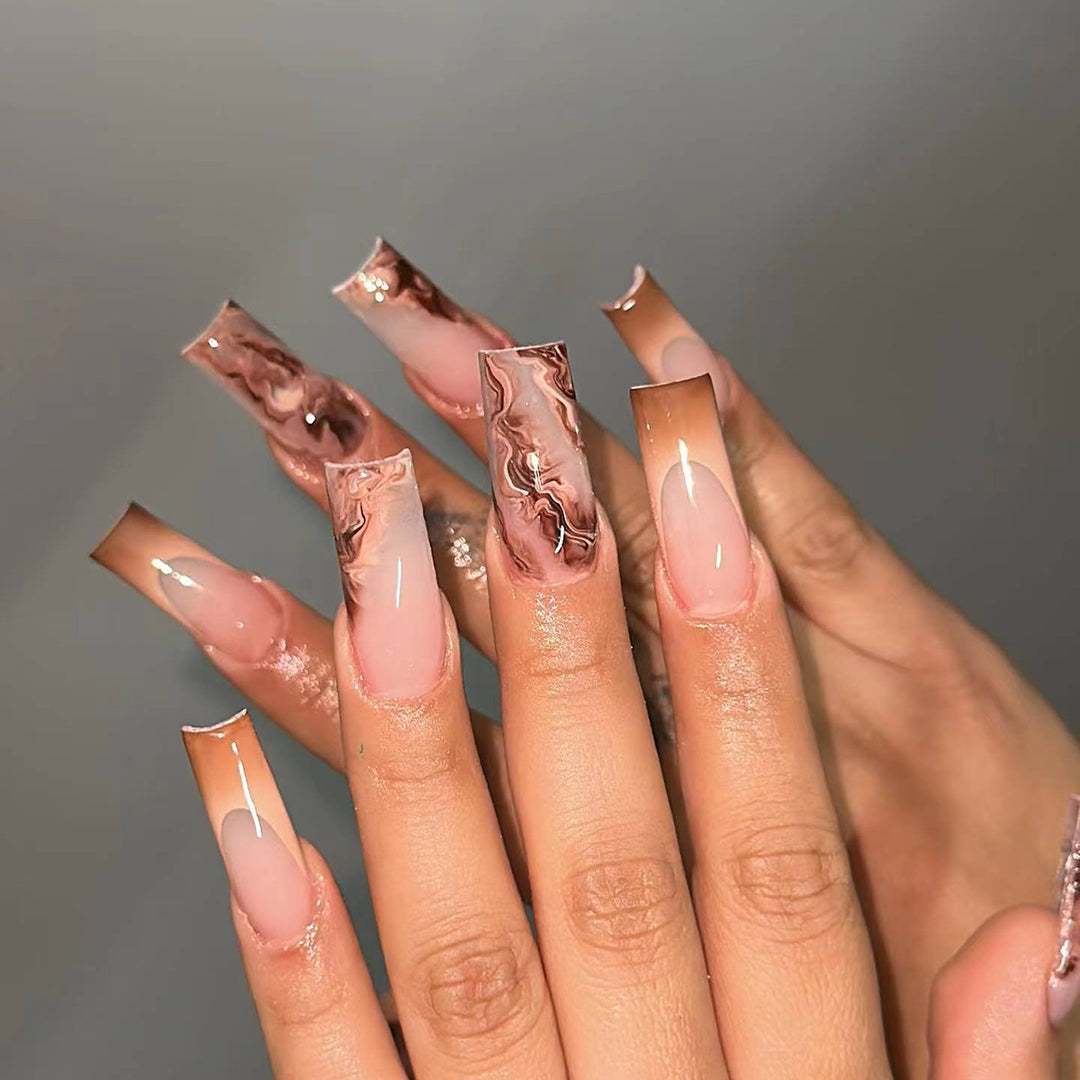 Kunstvolle und elegante Gelnägel Karnz