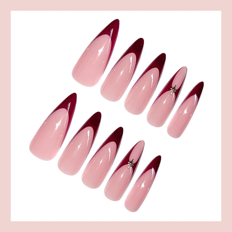 Kunstnagelset mit spitzen Formen und glänzenden Akzenten Karnz