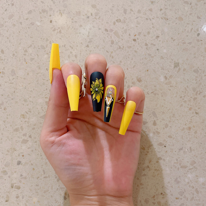 Kunstnagelset mit glamourösen 3D-Verzierungen und detaillierter Blumenillustration Karnz