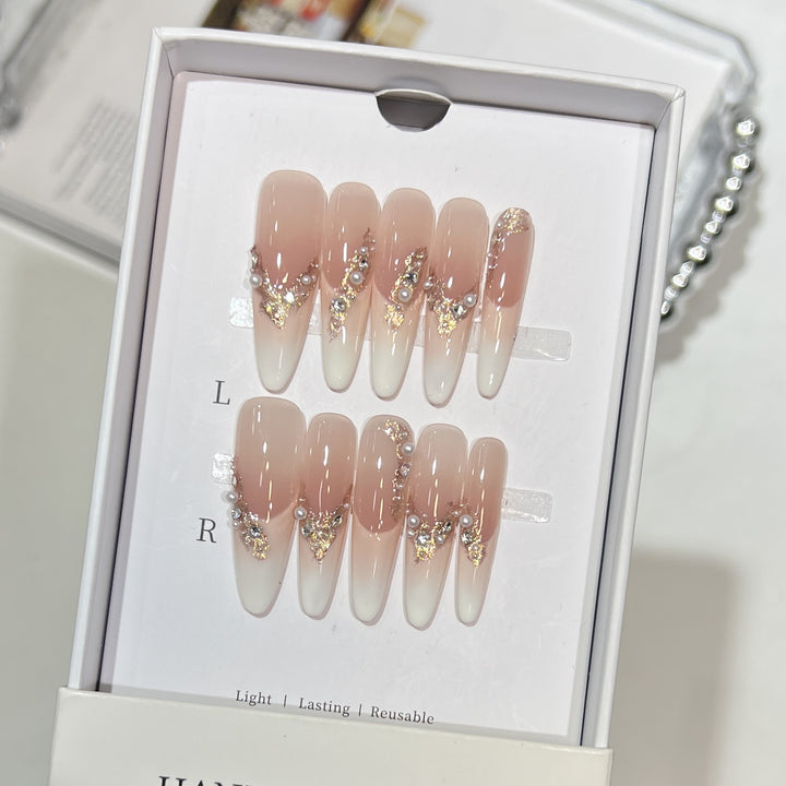 Elegantes Stiletto Press-On Nagelset mit Kristall- und Perlenakzenten Karnz