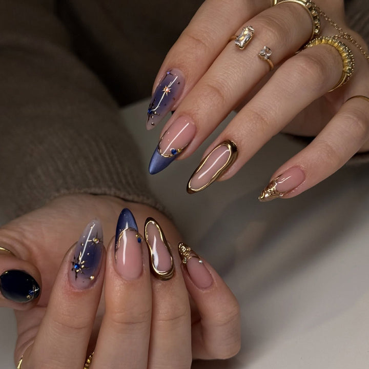 Kunstfingernägel mit Eleganten Goldakzenten Karnz