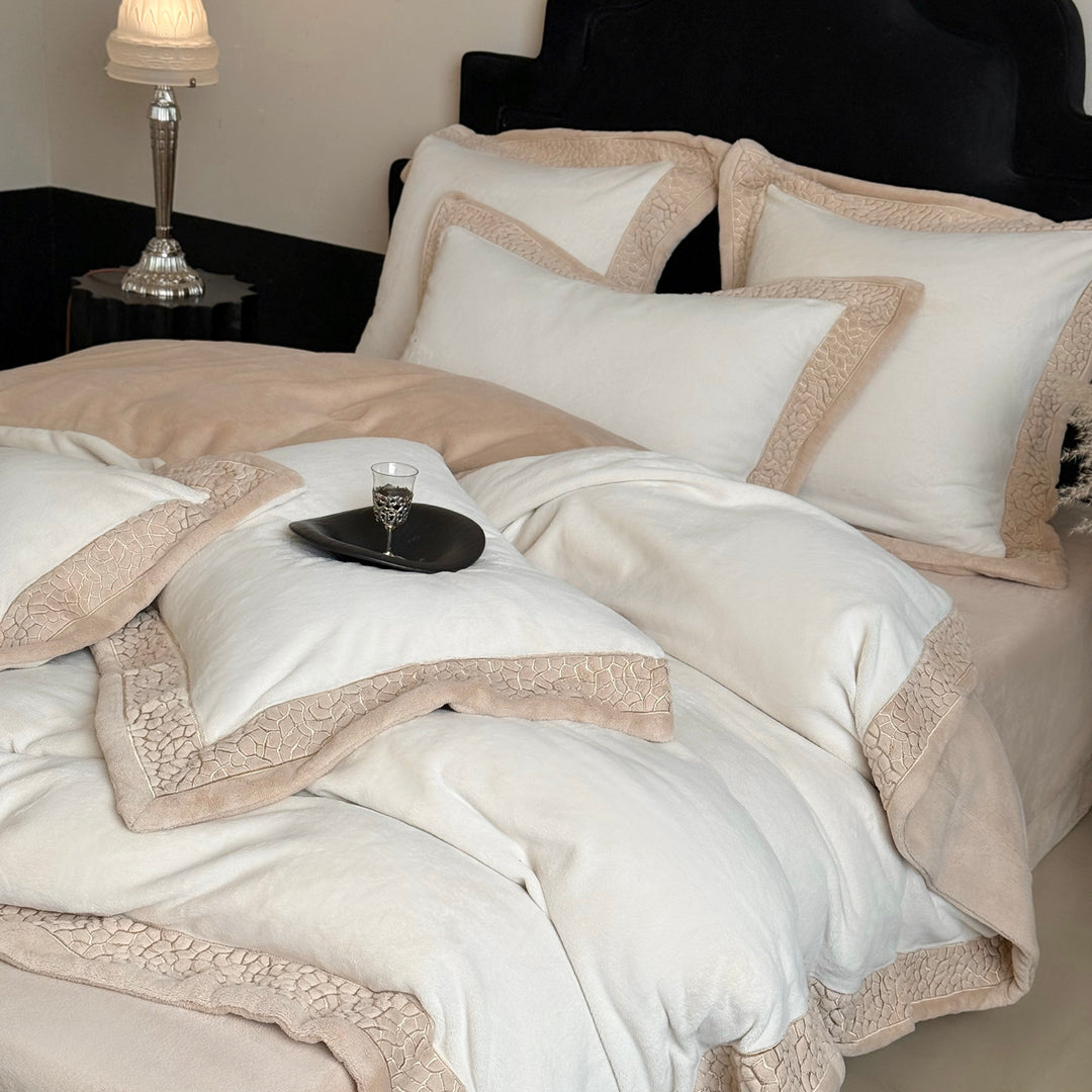 Plüschvelours Bettbezugset mit besticktem Mosaikbesatz und passenden Kissenbezügen
