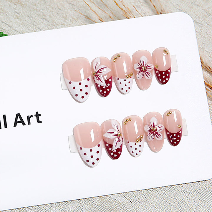 Kunstvolle Nagelspitzen mit Blumendekor Karnz