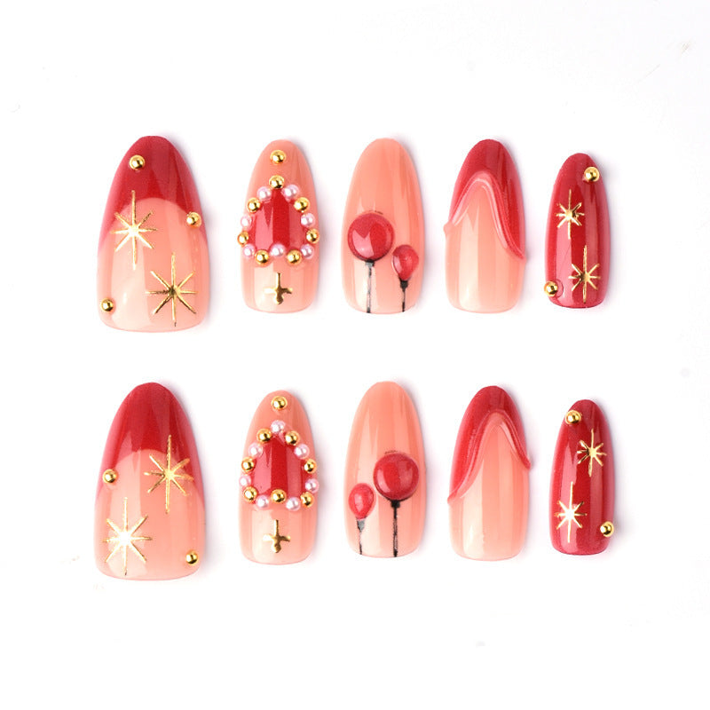 Elegante Kunstnägel mit romantischen Gold- und Perlenverzierungen Karnz