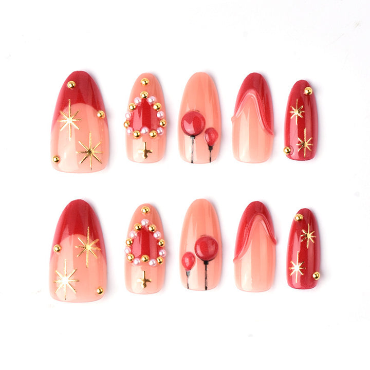 Elegante Kunstnägel mit romantischen Gold- und Perlenverzierungen Karnz