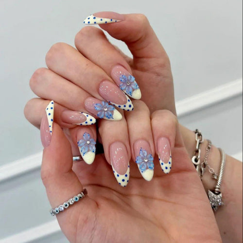 Künstlerisches Press-On-Nagelset mit floralem und Punktedesign Karnz