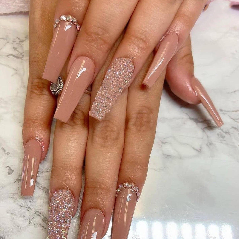 Glamouröse Kunstnagelverlängerungen mit Strass- und Glitzerdetails Karnz