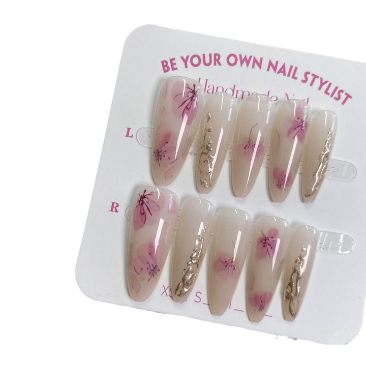 Handgemachtes Blumen Press-On Nageldesign
