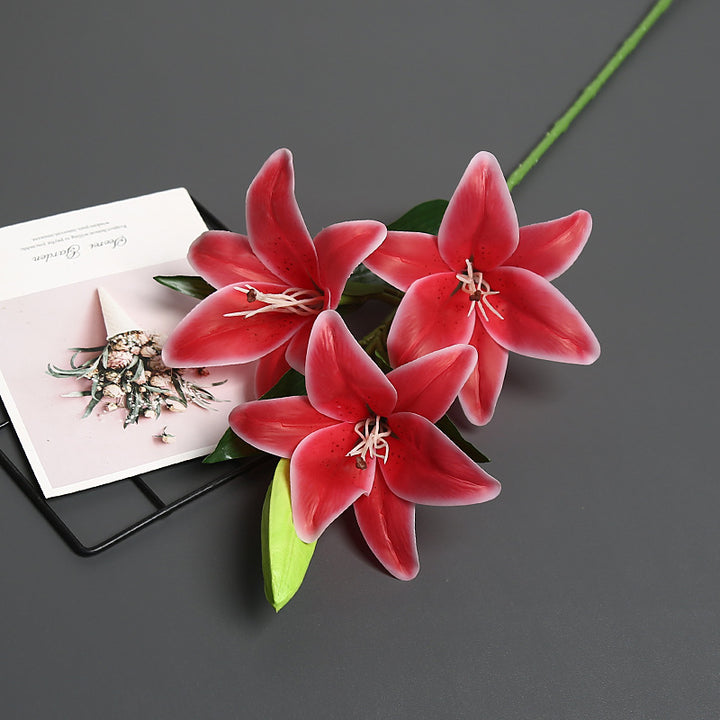 Lebensechter künstlicher Lilienstrauß