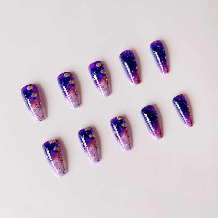 Glitzernde Kunstnagelspitzen im Galaxie-Design Karnz