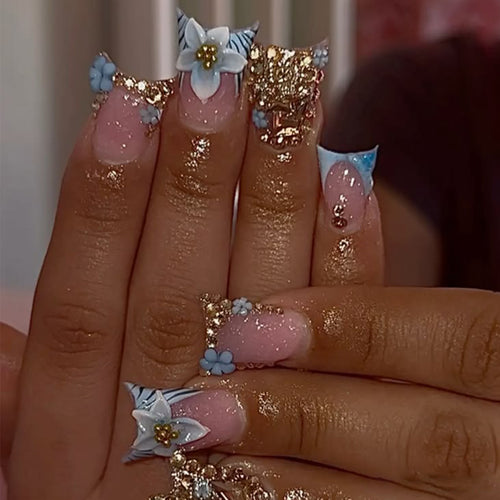 Kunstvolle Nagelverlängerungen mit Floral-Design und Glitzer Karnz
