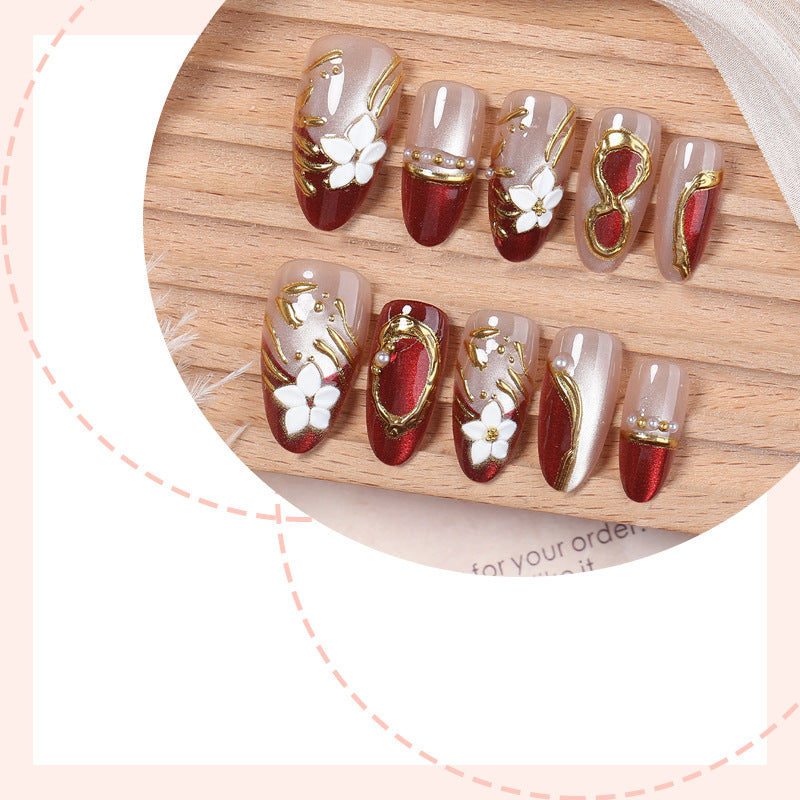 Künstlerisches Press-On-Nagelset mit floralen und metallischen Akzenten Karnz