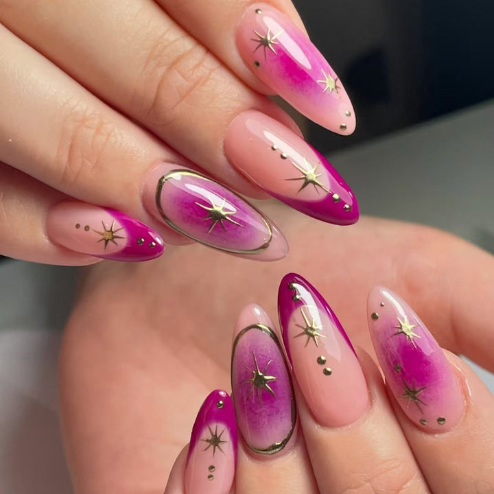 Elegante mit Sternen verzierte Gel-Nagelkunst