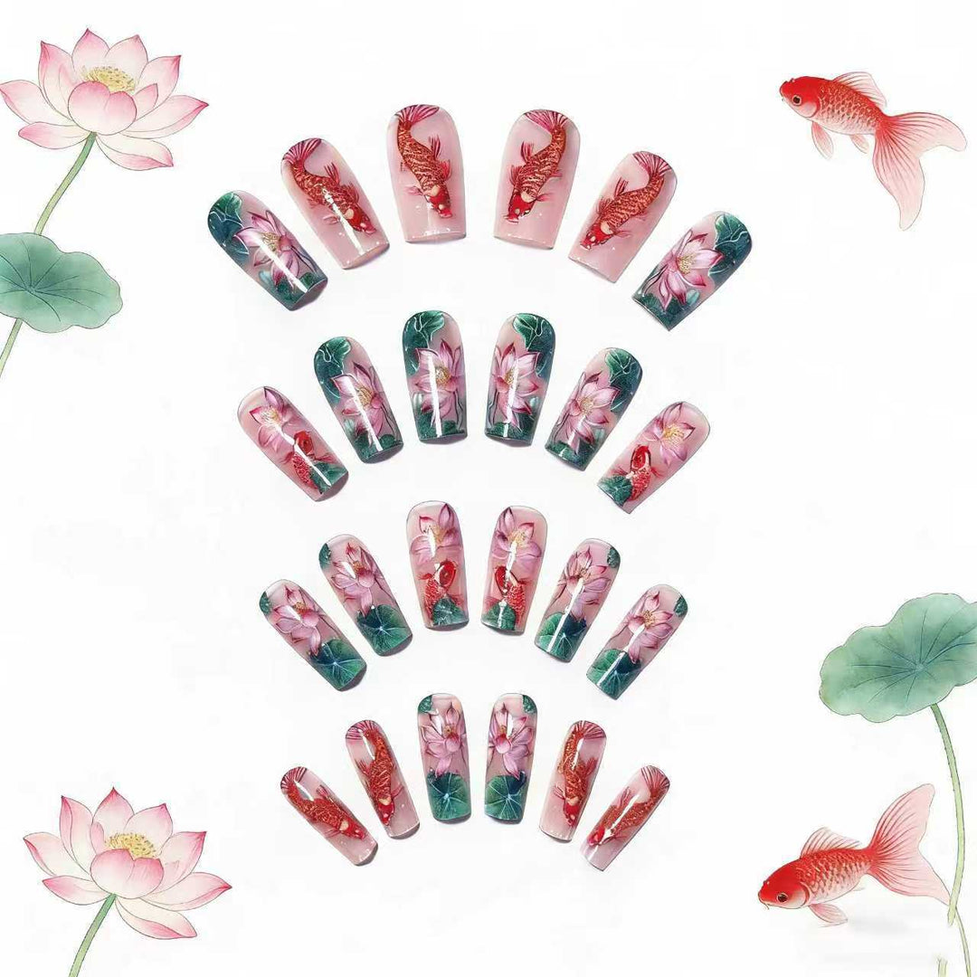 Kunstnägel mit Floralen Lotusselementen und Koi-Muster Karnz