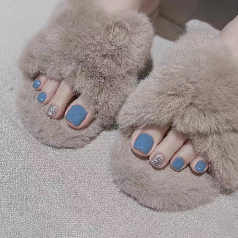 Kunstvolle Fußnägel mit Glitzer- und Metallic-Akzenten Karnz
