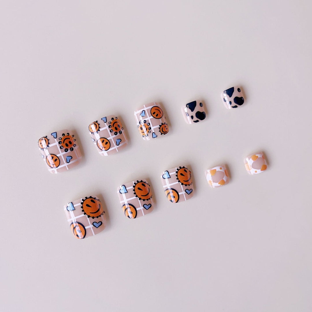 Kunstnagelset mit fröhlichen Illustrationen Karnz