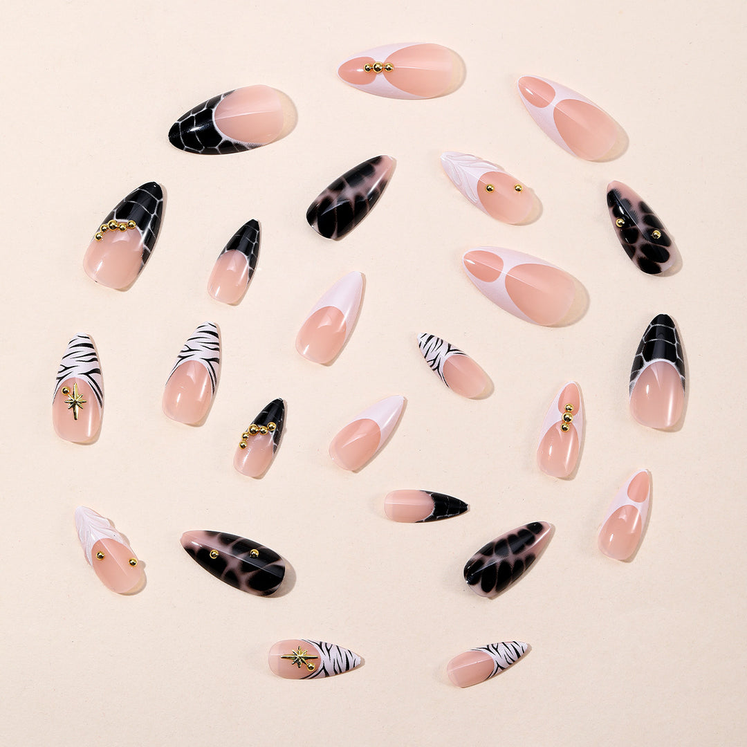 Elegante Stiletto Nagelkunstverlängerungen mit geometrischem Design Karnz