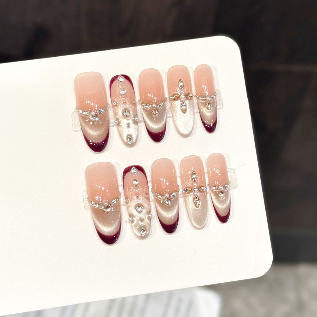 Elegantes Press-On Nagelkunst-Set mit Edelstein-Akzenten  1791773742