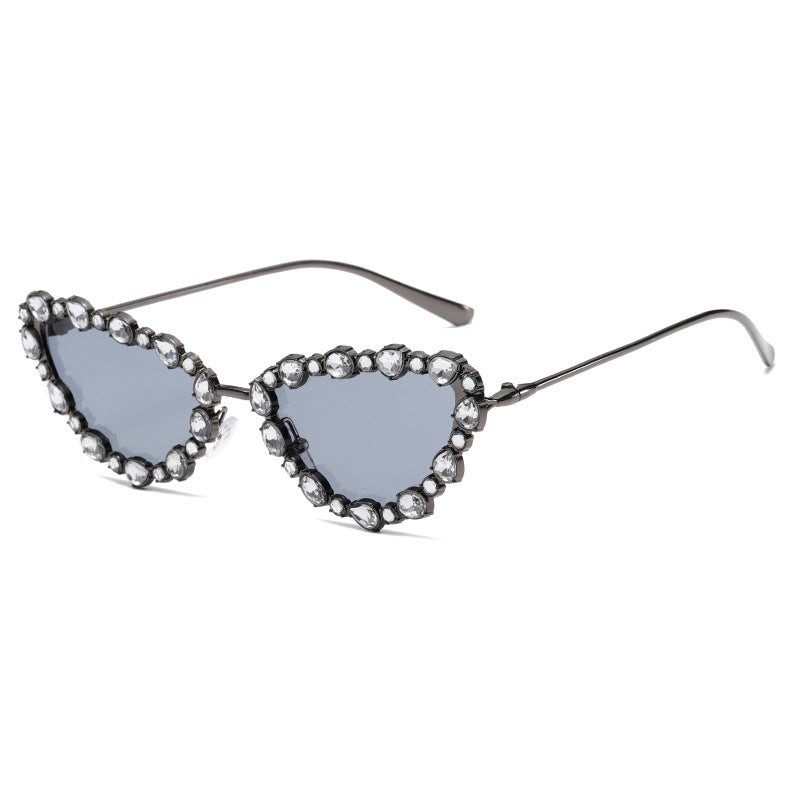 Damen Herzförmige Designer-Sonnenbrille mit glamourösem Kristallrahmen Karnz