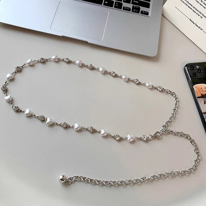 Elegante Kette mit Perlen und Herzanhängern Karnz