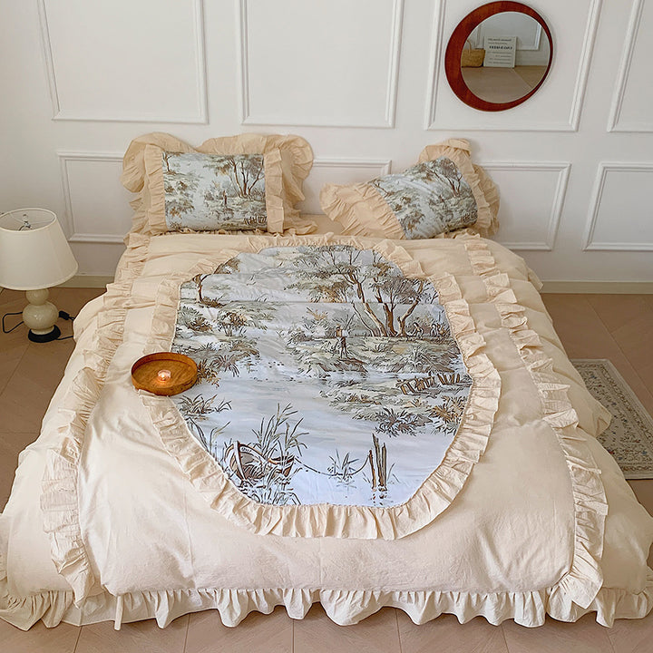 Romantische Bettgarnitur mit Musselin‑Optik, Volantkante und Toile‑Läufer