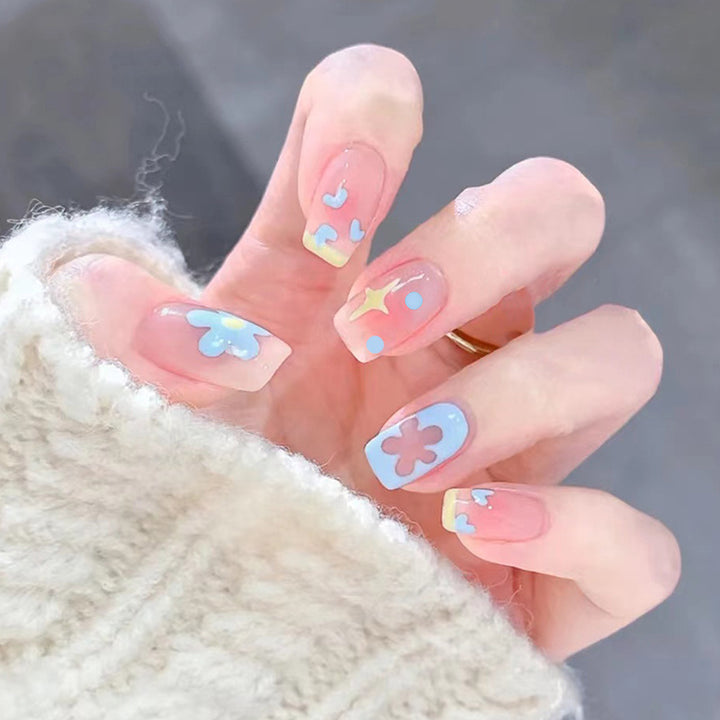 Kreative Nagelkunst mit Blütenakzenten Karnz