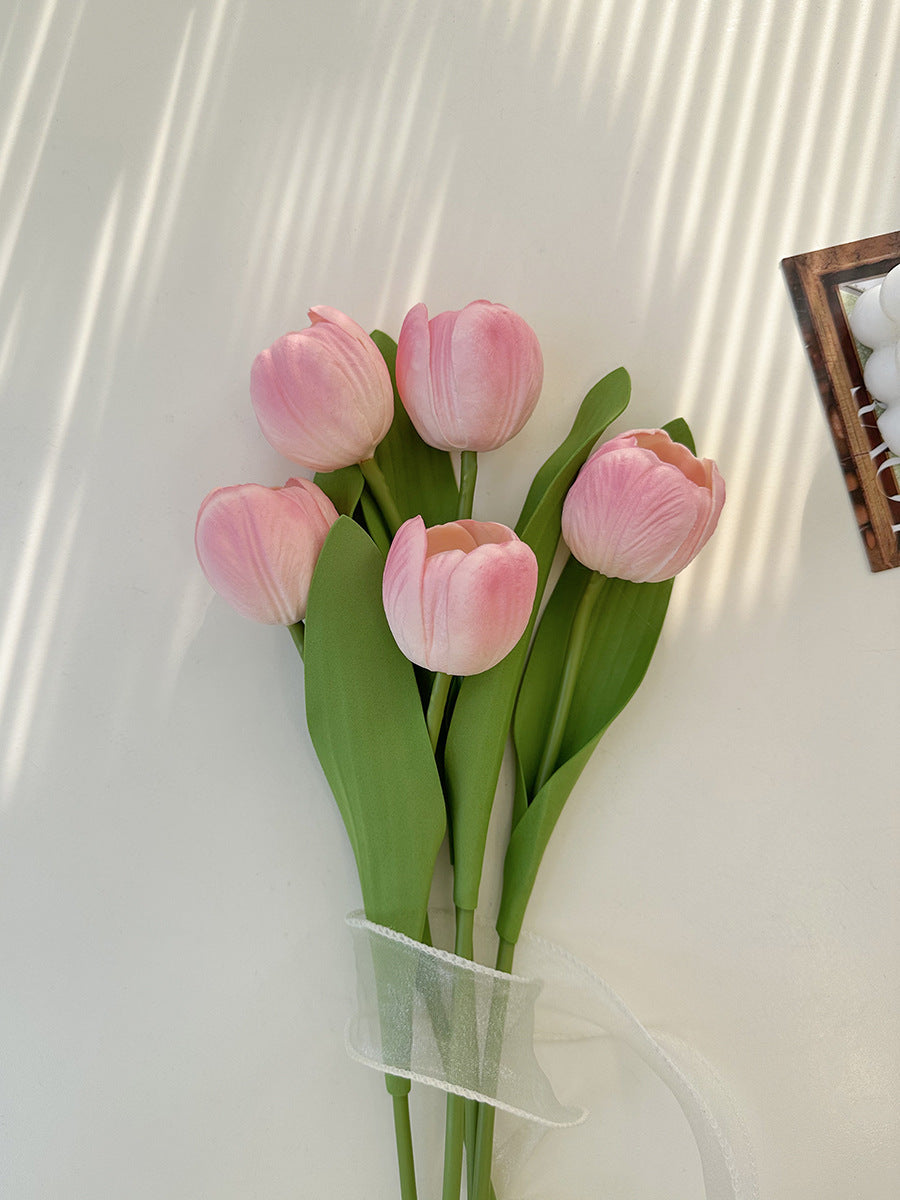 Realistischer Tulpenblumenstrauß