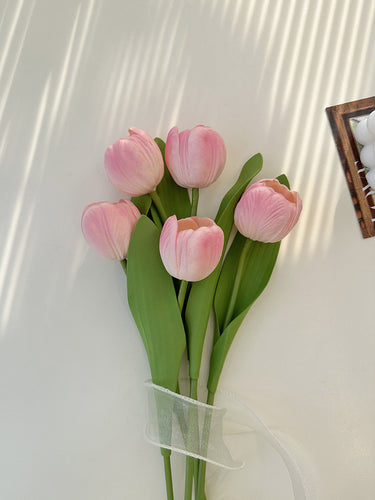 Realistischer Tulpenblumenstrauß