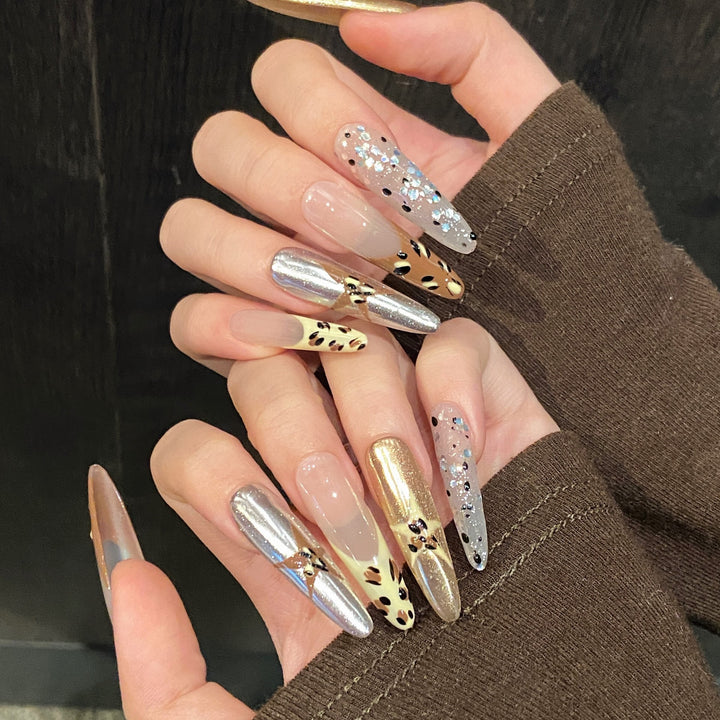 Künstlerisches Press-On-Nageldesign-Set mit metallischen und Glitzerakzenten