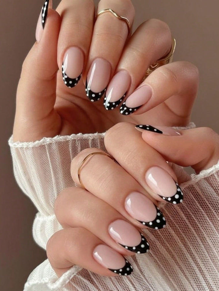 Kunstnagelset mit kreisförmigen Punkten und modernen Spitzen Karnz