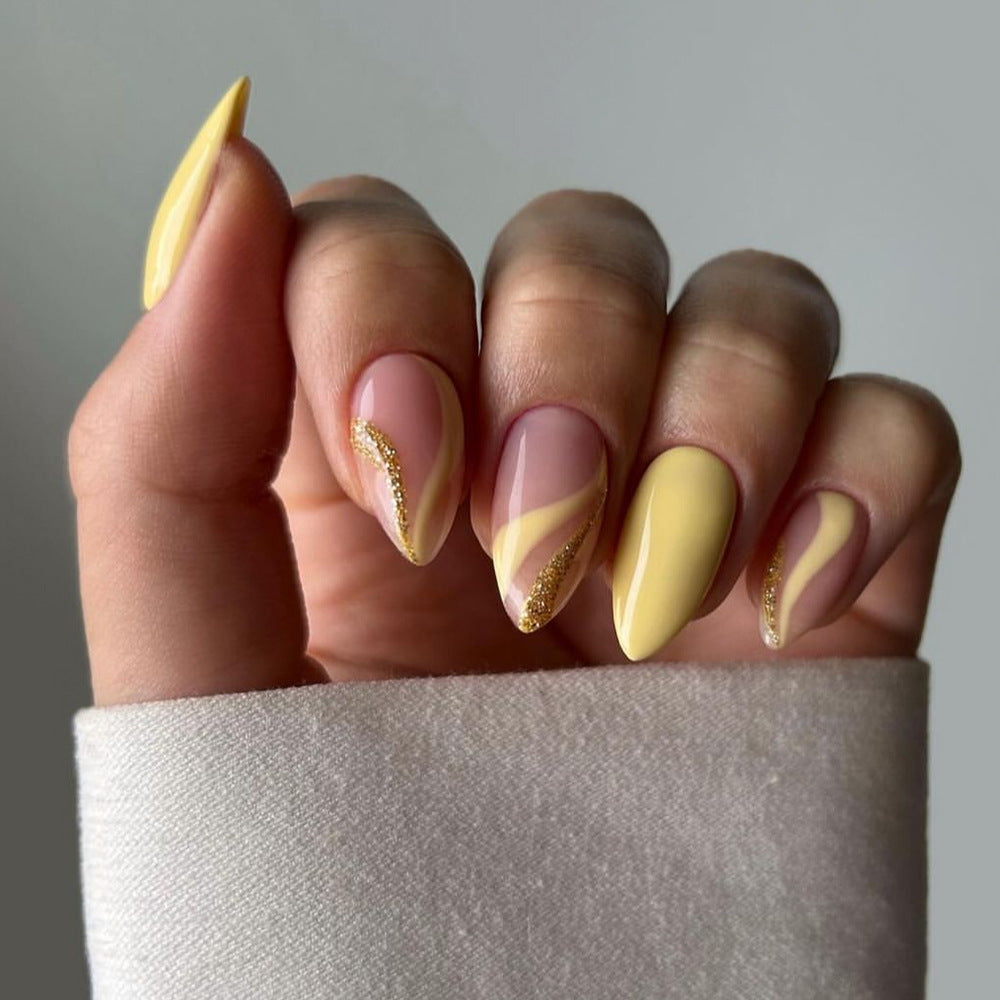 Künstliche Press-On Nägel mit glamourösen Designs Karnz