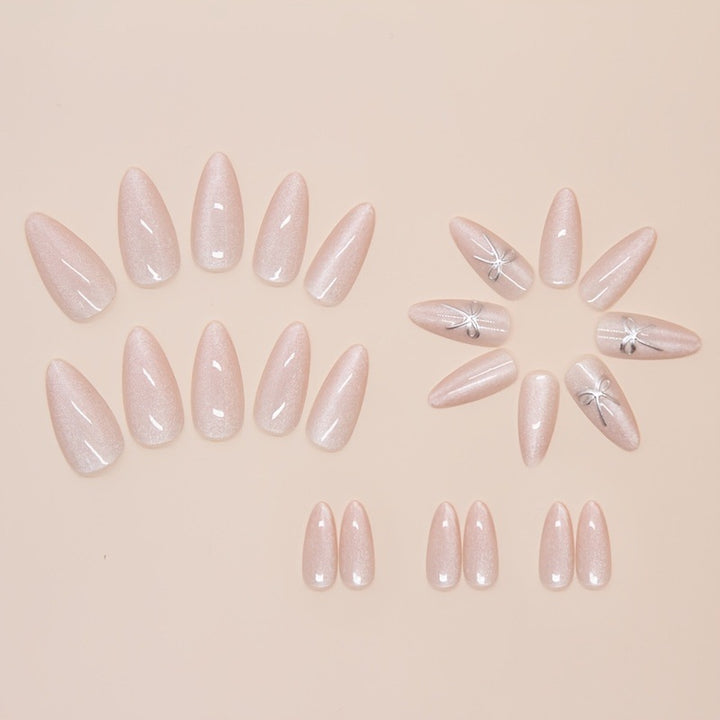 Kunstnagelset mit zartem Glitter und eleganten Schleifenverzierungen Karnz
