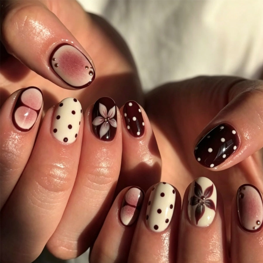 Kunstnagelset mit floralen Akzenten und eleganten Design Karnz