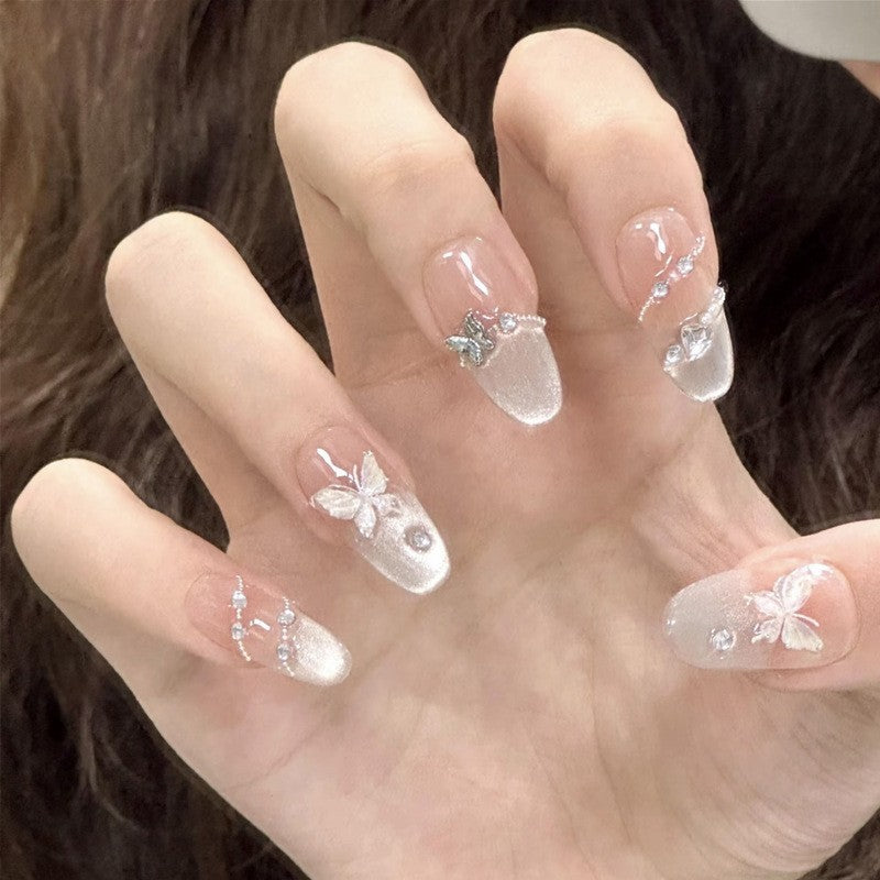 Kunstnagelset mit edlen Spitzen und Kristallakzenten Karnz