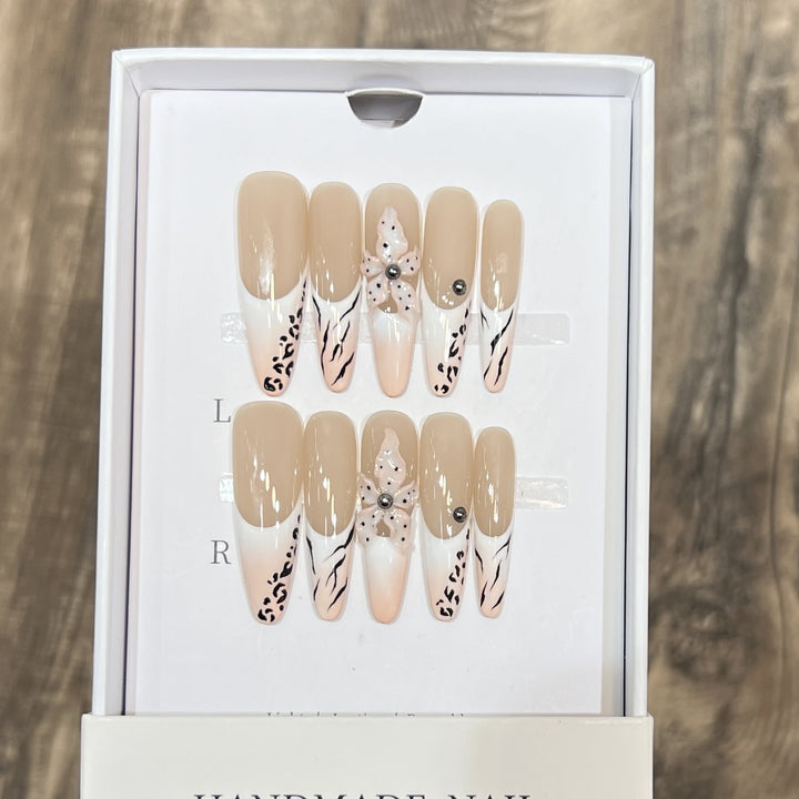 Künstlerisches Stiletto-Nagelkunst-Set mit eleganten Dekorationselementen Karnz