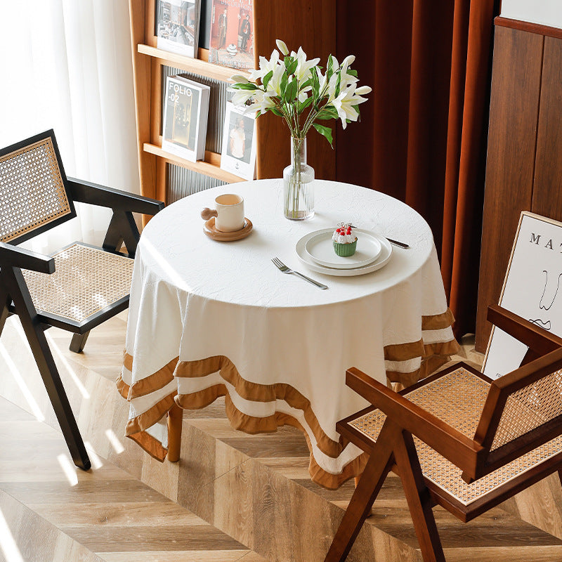 Rundtischdecke mit gestepptem Strukturrelief und zweilagigem Volant Karnz