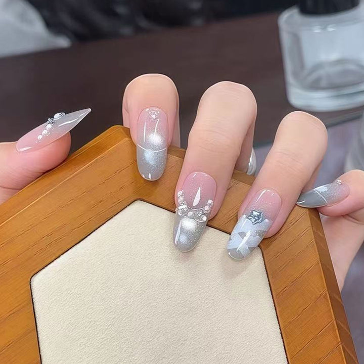 Kunstnagelset mit glamourösen 3D-Details und strahlenden Akzenten Karnz