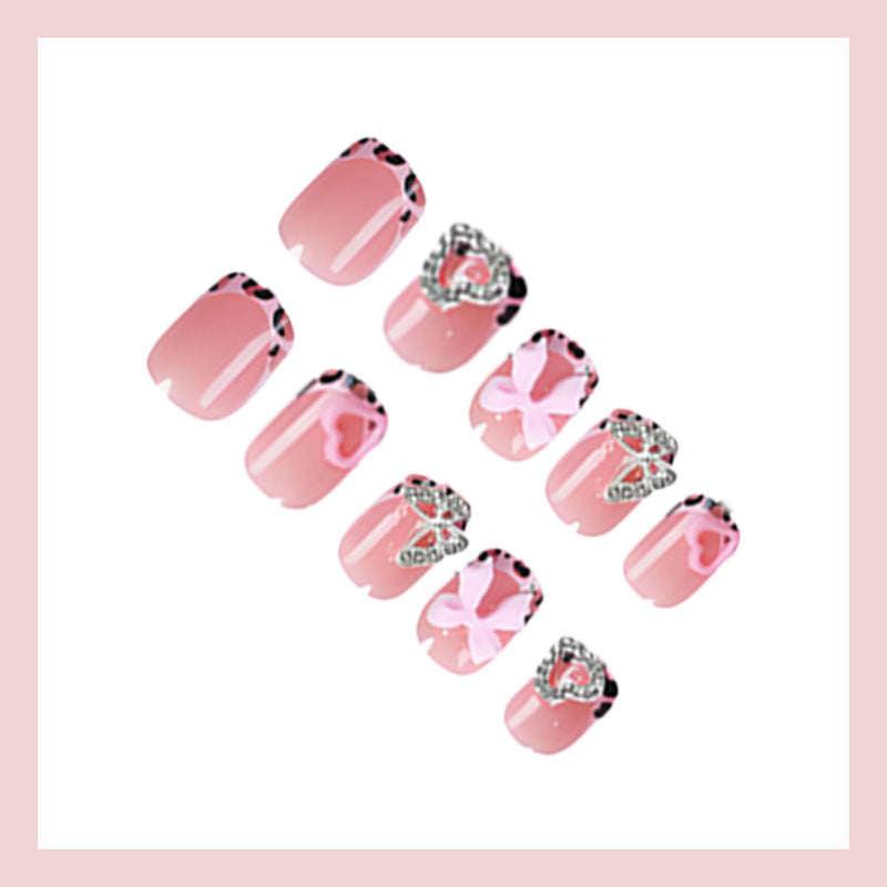 Künstliche Nagelart mit Verzierungen Karnz