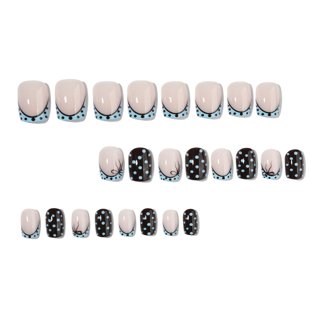 Kunstvolle Nagelverlängerungen mit verspielten Punkten und elegantem Design Karnz