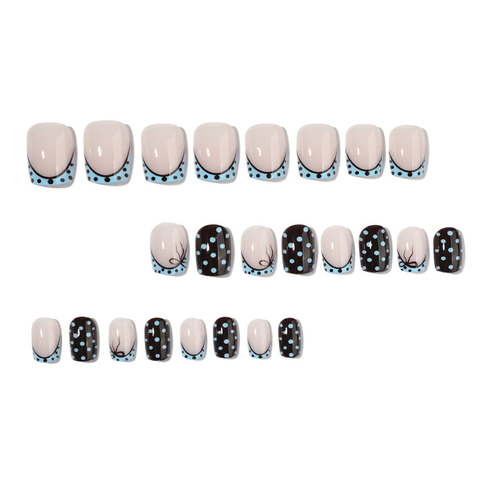Kunstvolle Nagelverlängerungen mit verspielten Punkten und elegantem Design Karnz