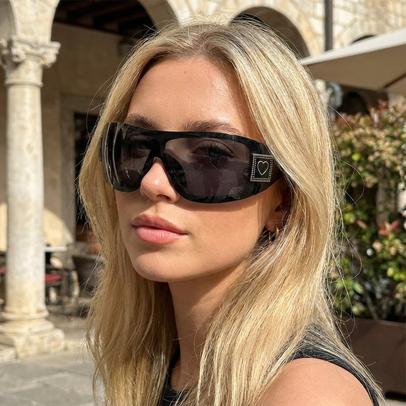 Damen Sportliche Sonnenbrille mit modernem Design Karnz