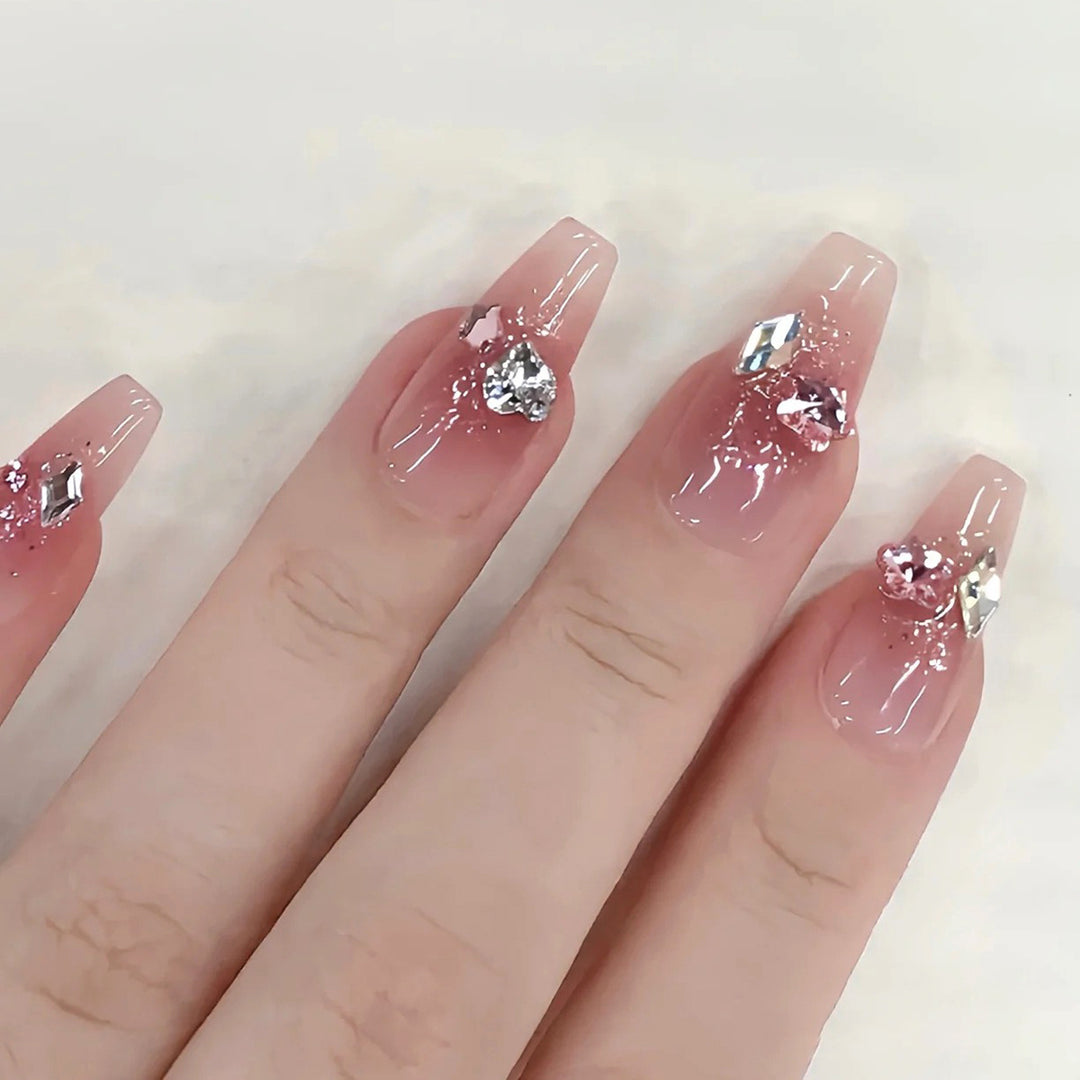 Glamouröse Kunstnägel mit Glitzer- und Kristallverzierung Karnz