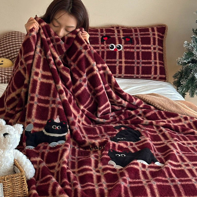 Flauschige Wohndecke mit gesticktem Katzenmotiv und Pompon-Applikation