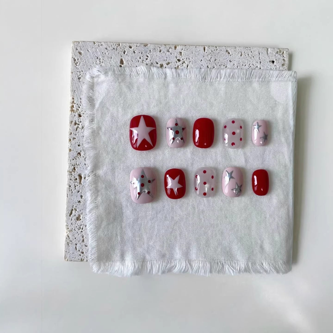 Künstlerisches Press-On Nagelkunst-Set mit Stern- und Punktdesigns