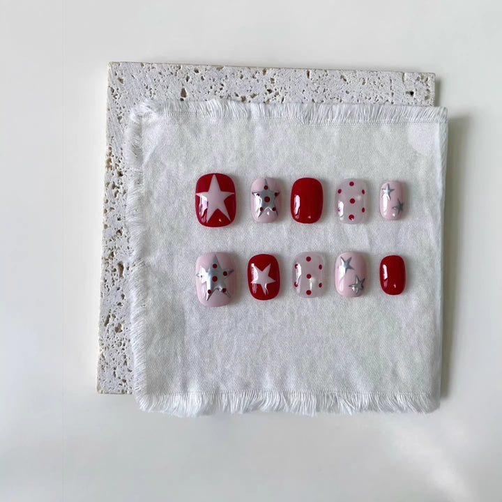 Künstlerisches Press-On Nagelkunst-Set mit Stern- und Punktdesigns
